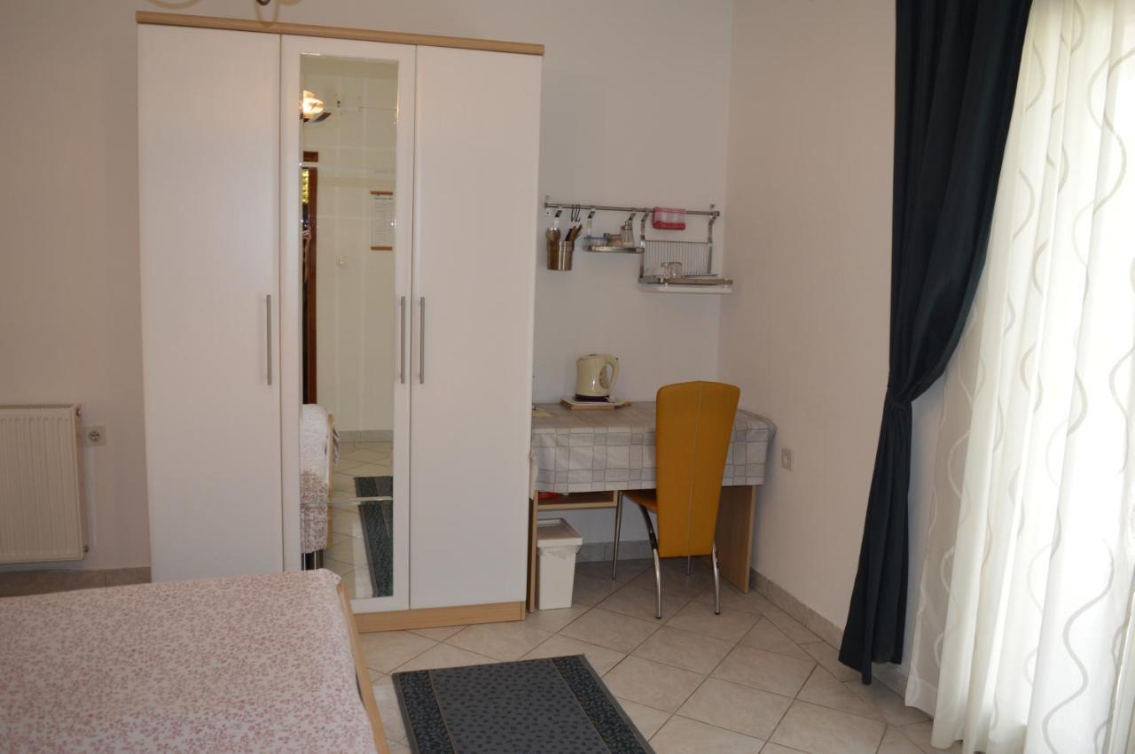 Rooms & Apartments Kvasic Krk Town Exterior photo