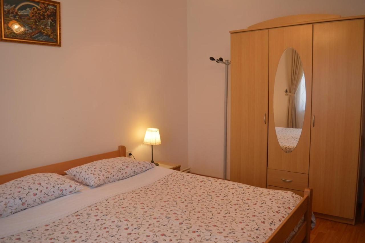 Rooms & Apartments Kvasic Krk Town Exterior photo