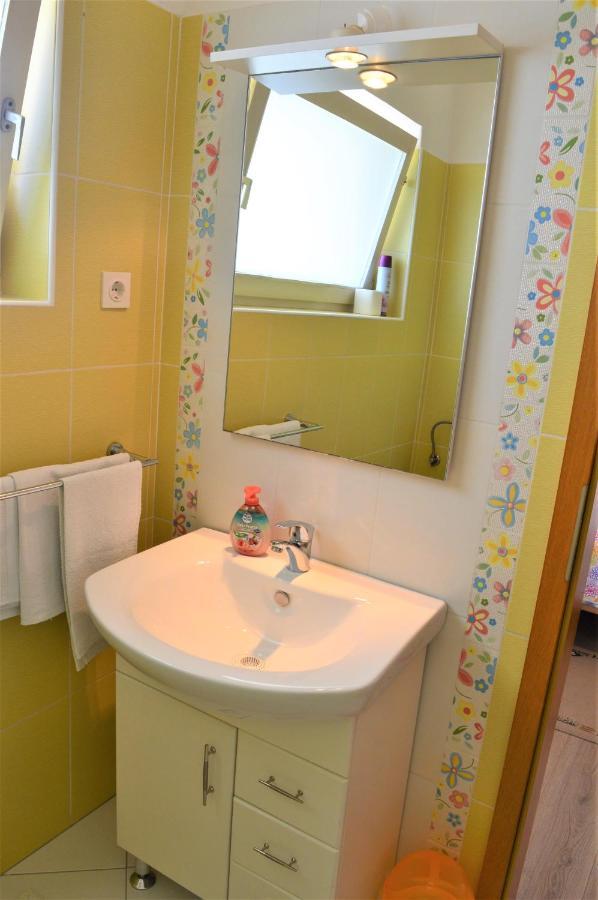 Rooms & Apartments Kvasic Krk Town Exterior photo